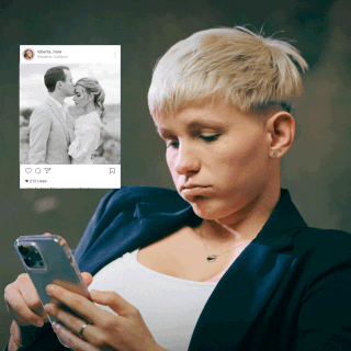 Žena scrolluje feed, objeví se reklama a rozesměje se. Inscenovaný záběr.