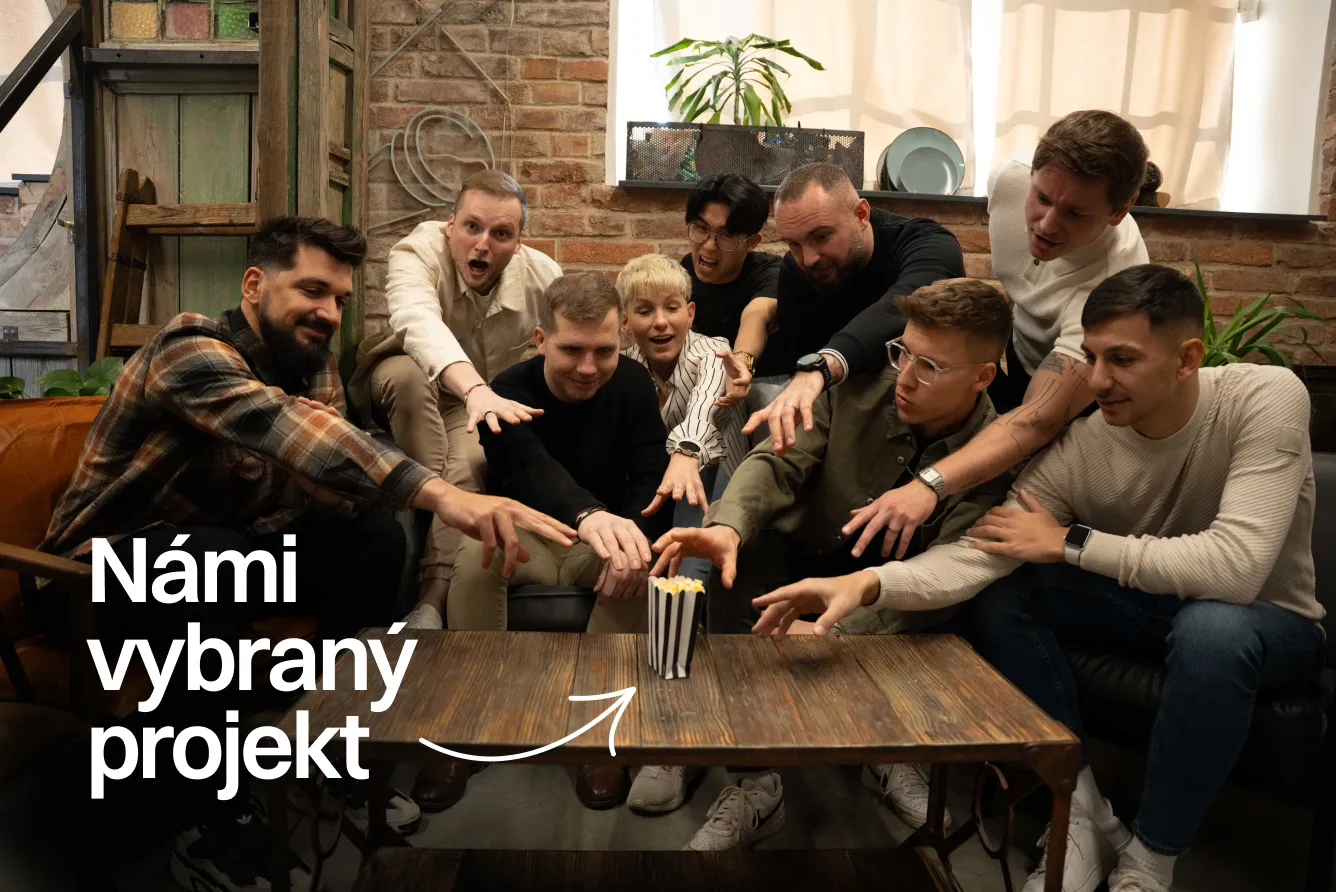 Tým Gorilla Space u stolu sahá po kelímku popcornu, ruční popisek Námi vybraný projekt